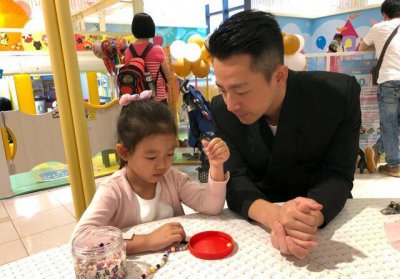 ​汪小菲“女儿奴”实锤！感慨与女儿隔十几楼挥手，却遭网友调侃