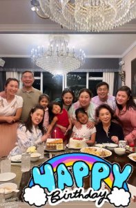 ​何超琼干女儿为孩子庆生，父亲带小26岁嫩妻出席，四代同堂好融洽