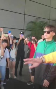​李易峰第十二次《快乐大本营》录制，酷炫锅盖头也是非常帅气的一天