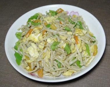 ​教你金针菇炒着吃好吃的做法窍门，一点油盐俩鸡蛋，鲜嫩美味下饭