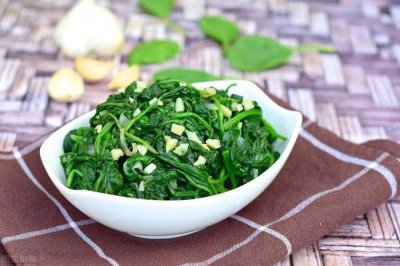 ​菠菜焯水要多长时间？真要焯一分钟？大厨：错了，这才是正确做法