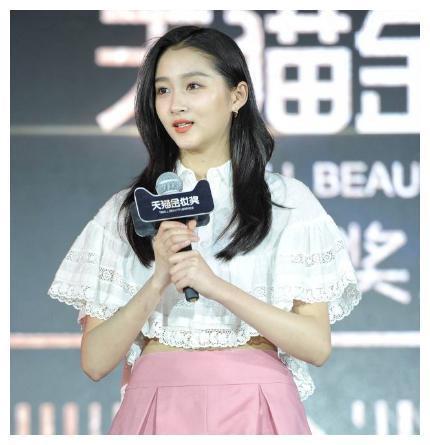 鹿晗为什么选了关晓彤当女友？网友：因为他别无选择！
