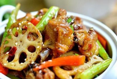 ​正宗香辣干锅鸡块的家常做法，掌握好这两点，麻辣鲜香，好吃下饭