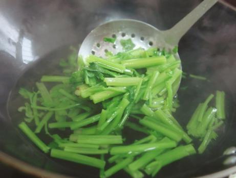 芹菜炒香干家常做法，学会1个妙招，芹菜香脆豆干滑嫩，好吃下饭
