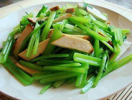芹菜炒香干家常做法，学会1个妙招，芹菜香脆豆干滑嫩，好吃下饭