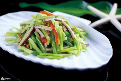 ​芹菜炒香干家常做法，学会1个妙招，芹菜香脆豆干滑嫩，好吃下饭