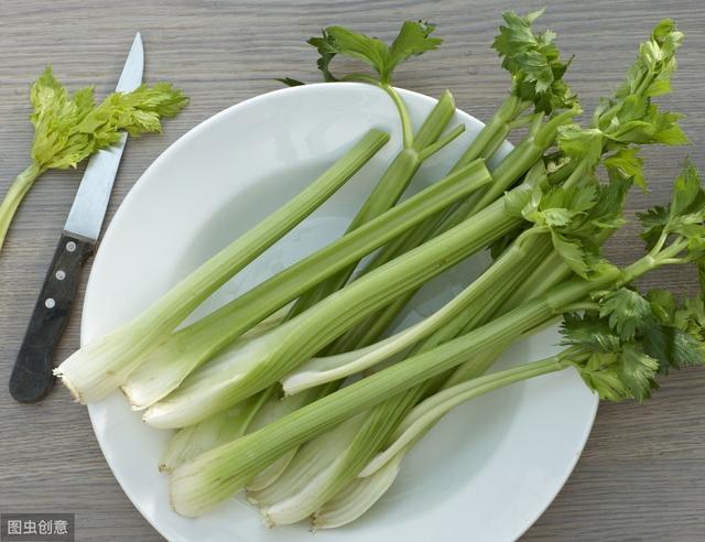 芹菜炒香干家常做法，学会1个妙招，芹菜香脆豆干滑嫩，好吃下饭