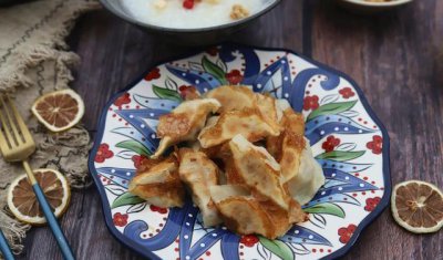 ​手把手教你做煎饺，要不要煮熟再煎？此做法口感更好