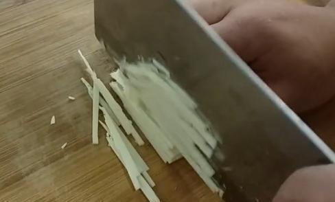 鱼香肉丝最好吃的做法，这样做口感微辣酸甜爽口，味美赶超大饭店