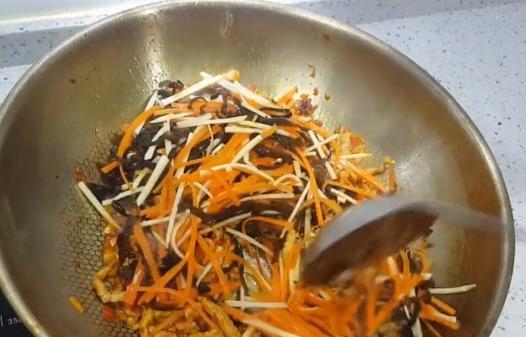 鱼香肉丝最好吃的做法，这样做口感微辣酸甜爽口，味美赶超大饭店