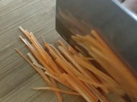 鱼香肉丝最好吃的做法，这样做口感微辣酸甜爽口，味美赶超大饭店