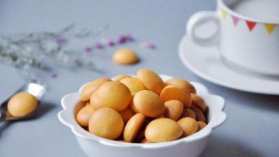 ​这样的蛋黄小饼干做法简单，香酥好吃，学会了做给孩子吃最好