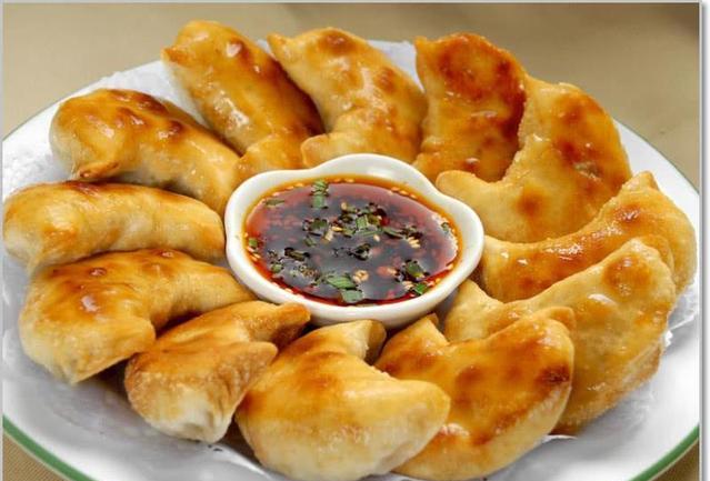 水煎饺子的做法，记得多加这1样东西，做出来的饺子又香又酥脆