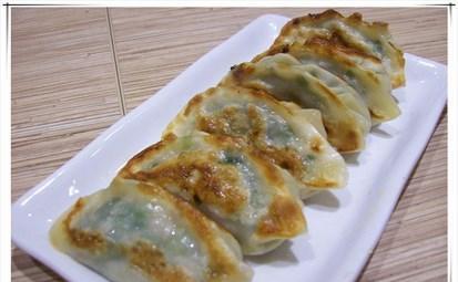 水煎饺子的做法，记得多加这1样东西，做出来的饺子又香又酥脆