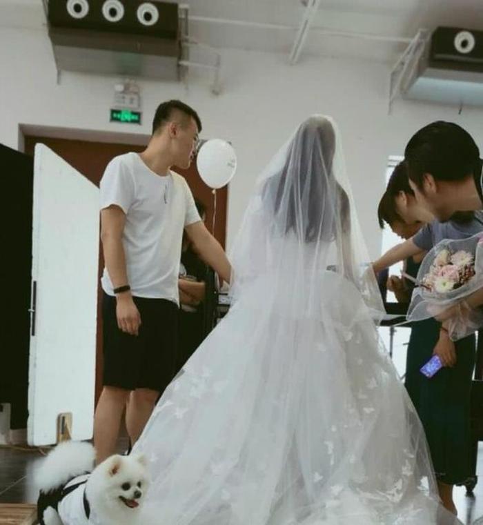 张馨予婚纱照花絮曝光，一个细节惹网友怒赞，何捷真是娶对人！