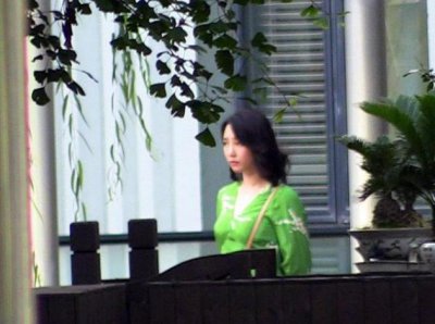​白百何身穿原谅色现身小区拍戏，一副苦瓜脸