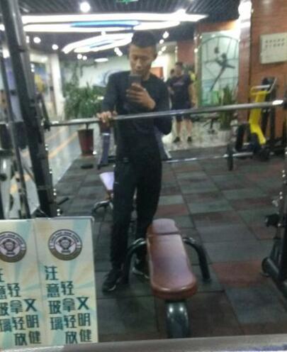 消防兵训练体能和爆发力，这水平怎么样？网友：当兵不能太多肌肉