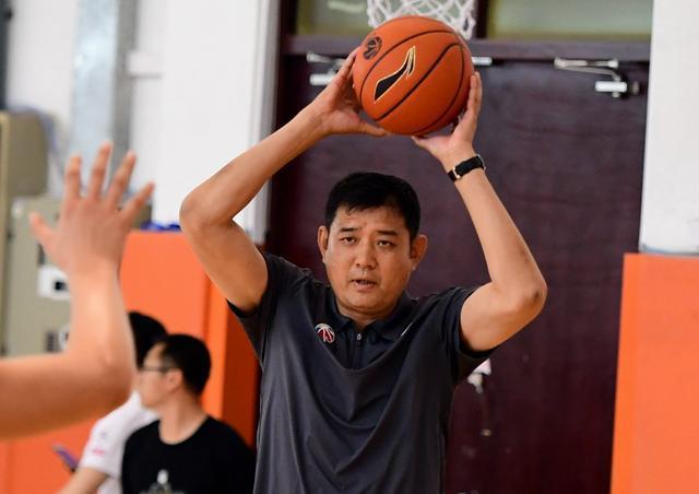 山东男篮5场热身赛咋安排？迟迟不见有说明，3俱乐部做法值得学习