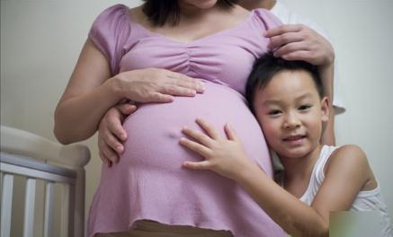 47岁宝妈怀上二胎，18岁女儿哭着求打掉，妈妈的做法很机智
