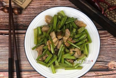 ​炒芹菜时，到底要不要焯水？大厨给你答案，教你正确做法