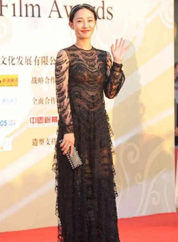 白百合真敢穿，蕾丝透明长裙出席活动 网友：为了博眼球也是拼了