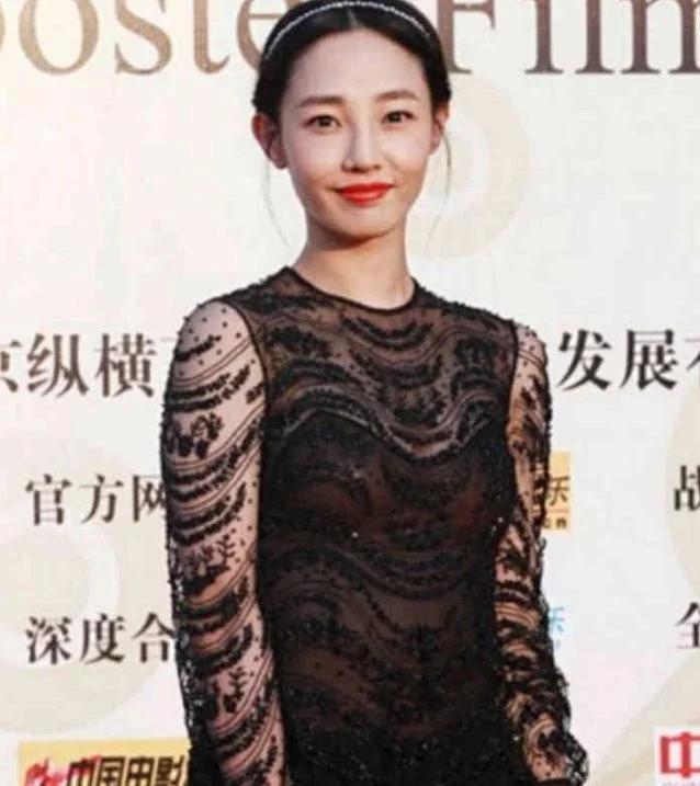 白百合真敢穿，蕾丝透明长裙出席活动 网友：为了博眼球也是拼了