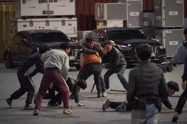 笑点密集！这部小成本喜剧，没请1个知名演员，上映后票房破8亿