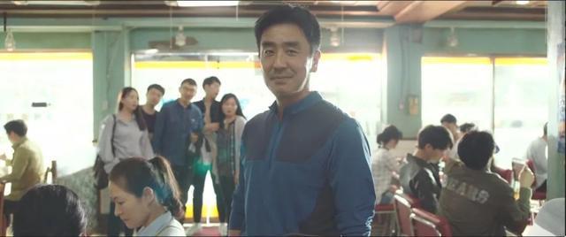 笑点密集！这部小成本喜剧，没请1个知名演员，上映后票房破8亿