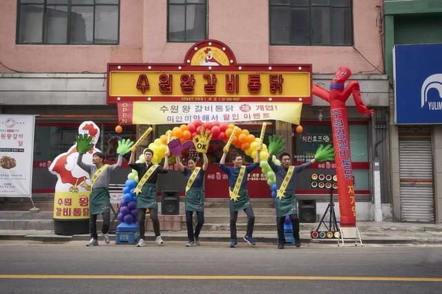 笑点密集！这部小成本喜剧，没请1个知名演员，上映后票房破8亿