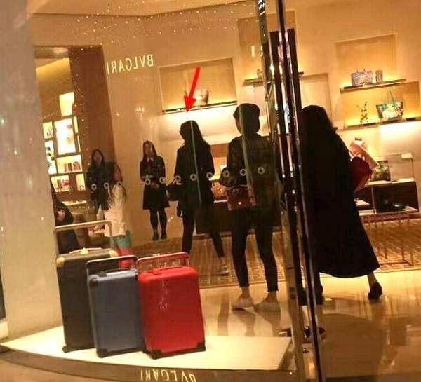偶遇关晓彤拥抱助理男友 圣诞树拍姿势美腿抢镜获赞忠粉：瘦长直