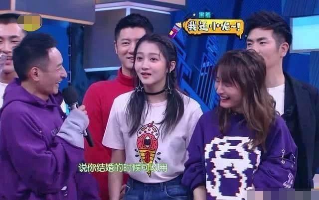 偶遇关晓彤拥抱助理男友 圣诞树拍姿势美腿抢镜获赞忠粉：瘦长直