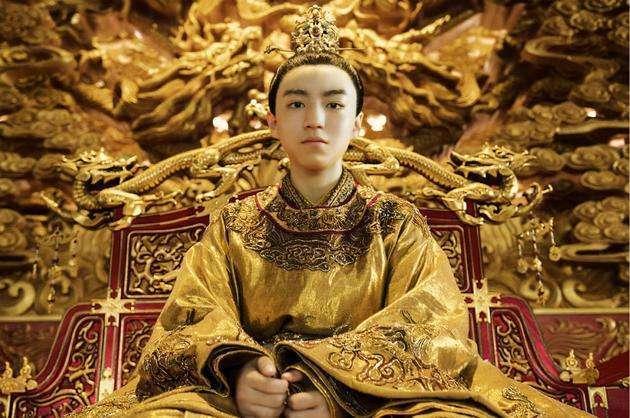偶遇关晓彤拥抱助理男友 圣诞树拍姿势美腿抢镜获赞忠粉：瘦长直