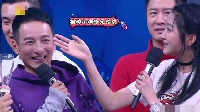 偶遇关晓彤拥抱助理男友 圣诞树拍姿势美腿抢镜获赞忠粉：瘦长直