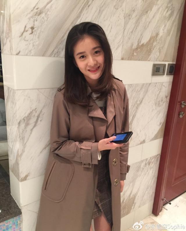 偶遇关晓彤拥抱助理男友 圣诞树拍姿势美腿抢镜获赞忠粉：瘦长直