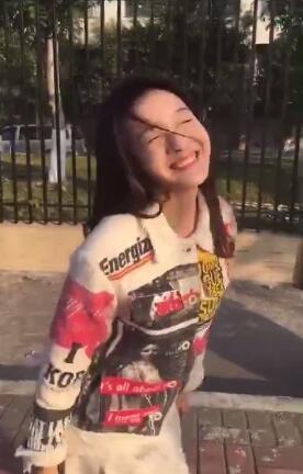 偶遇关晓彤拥抱助理男友 圣诞树拍姿势美腿抢镜获赞忠粉：瘦长直