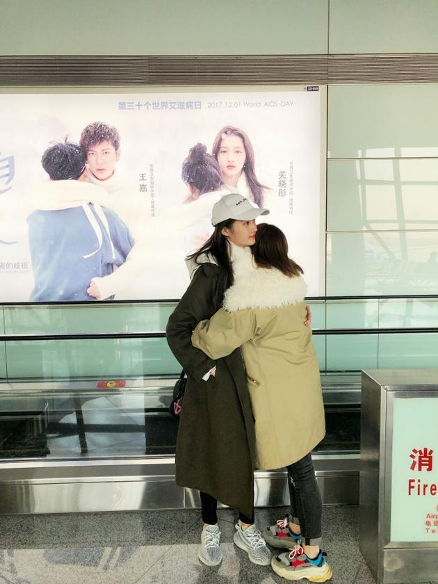 偶遇关晓彤拥抱助理男友 圣诞树拍姿势美腿抢镜获赞忠粉：瘦长直