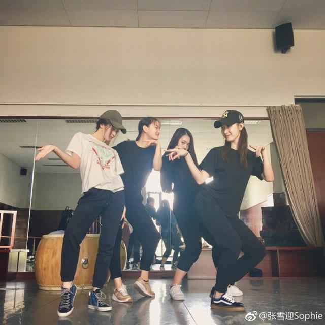 偶遇关晓彤拥抱助理男友 圣诞树拍姿势美腿抢镜获赞忠粉：瘦长直