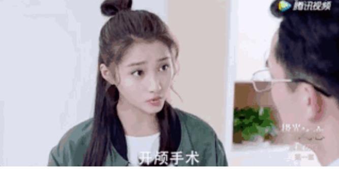 偶遇关晓彤拥抱助理男友 圣诞树拍姿势美腿抢镜获赞忠粉：瘦长直