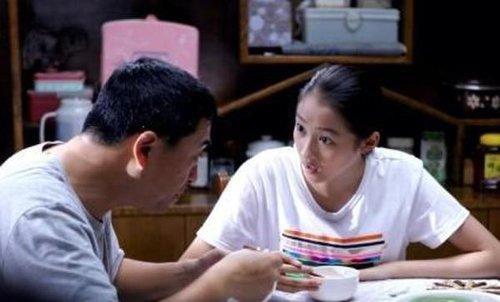 偶遇关晓彤拥抱助理男友 圣诞树拍姿势美腿抢镜获赞忠粉：瘦长直