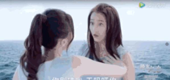 偶遇关晓彤拥抱助理男友 圣诞树拍姿势美腿抢镜获赞忠粉：瘦长直