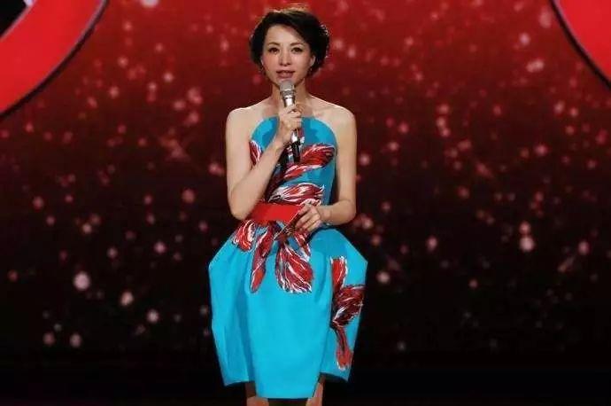 董卿连续3年缺席春晚的原因曝光，背后真相令人落泪……