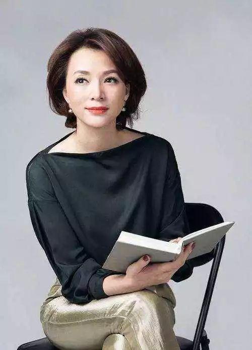 董卿连续3年缺席春晚的原因曝光，背后真相令人落泪……