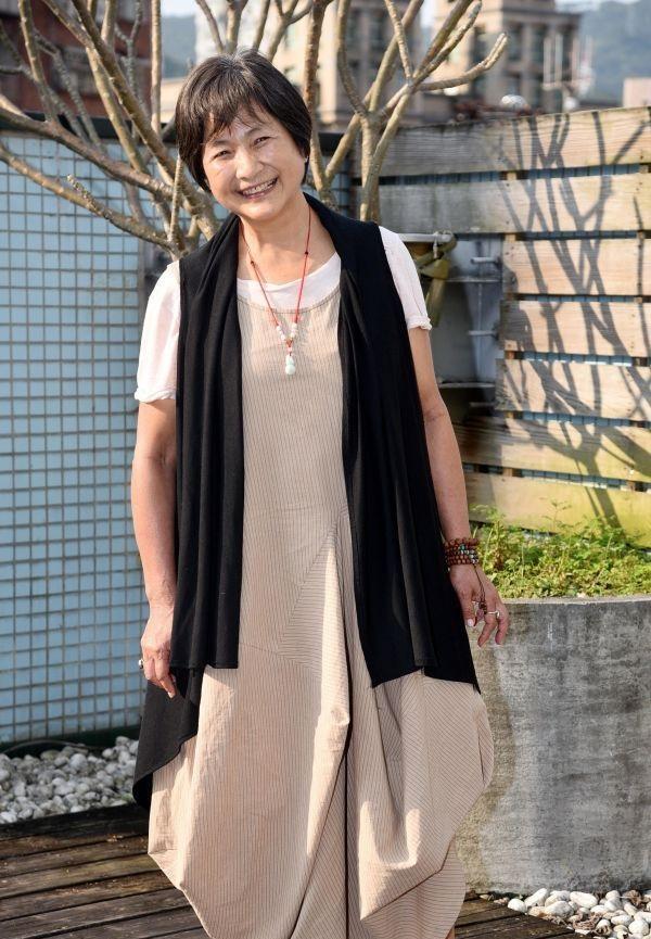71岁郑佩佩近照，丈夫当她生子机器，称死后捐赠遗体，今依然拍戏