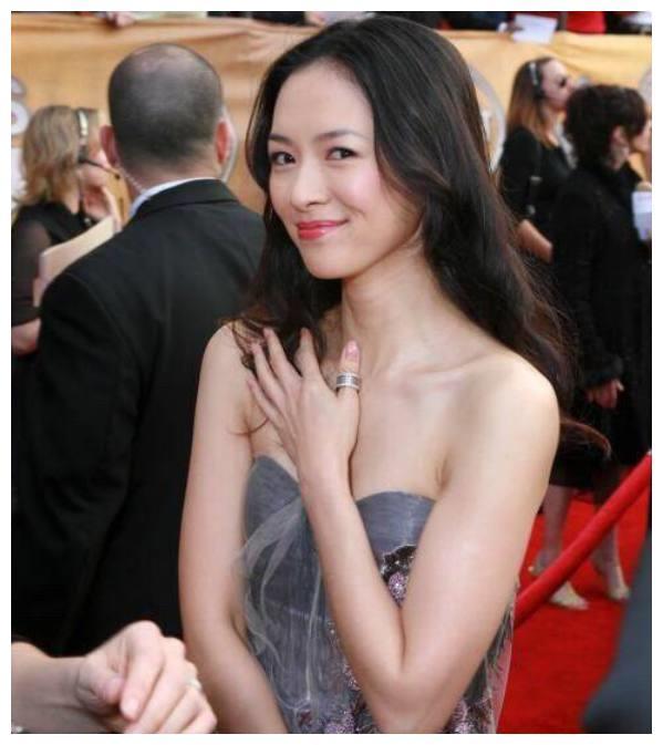 章子怡在微博分享了与女儿醒醒之间的趣事，却给网友留下5大疑问