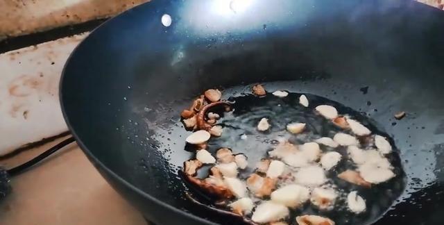 又到了吃野生菇的时候，家常版做法真下饭，蘑菇鲜香滑嫩