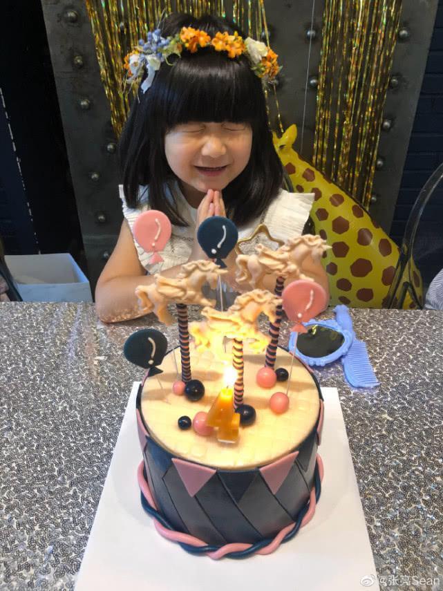 张亮罕见晒小女儿照片庆祝生日，网友调侃女版天天超可爱