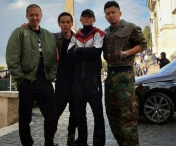 ​张一山微博晒“四人行”照片，却被杨紫吐槽，网友：好像长高了