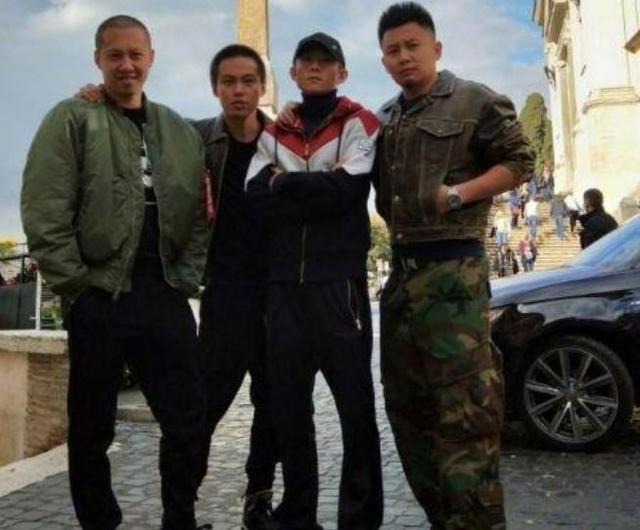 张一山微博晒“四人行”照片，却被杨紫吐槽，网友：好像长高了