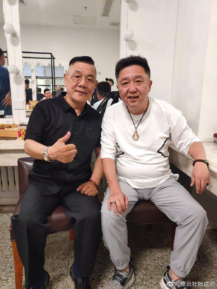 杨进明正式宣布加盟德云社，郭德纲速度回应做到了“台下立规矩”
