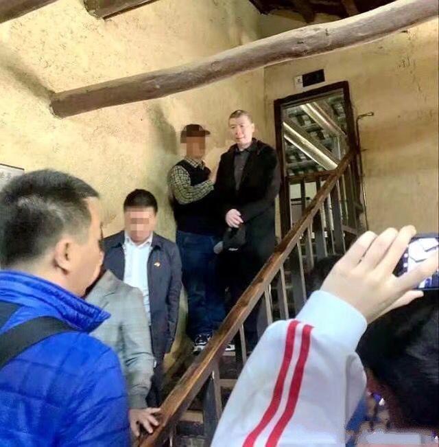 60岁冯小刚湖南参观故居，毫发未损满面春光，正面回应逃税事件